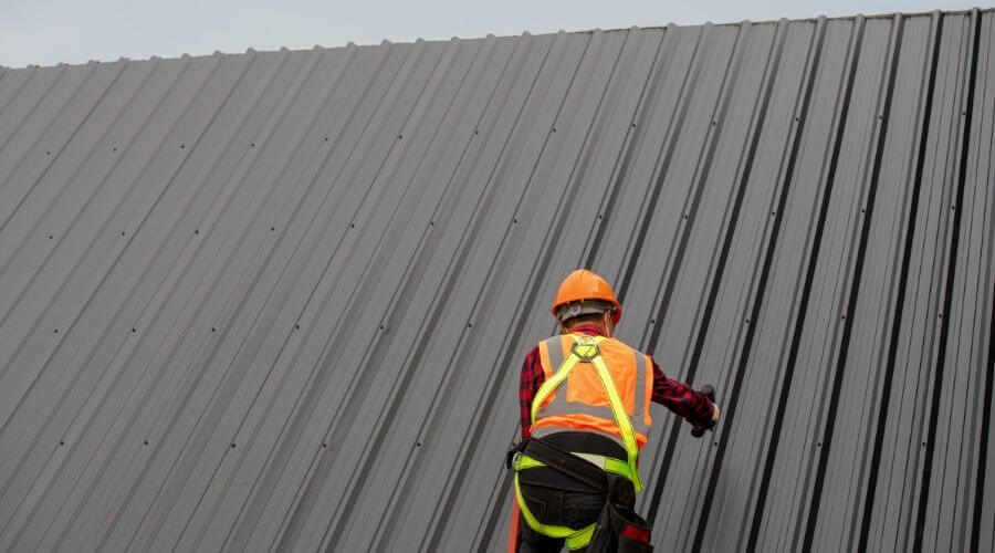 Professional gutter cleaning in Lindsay, CA